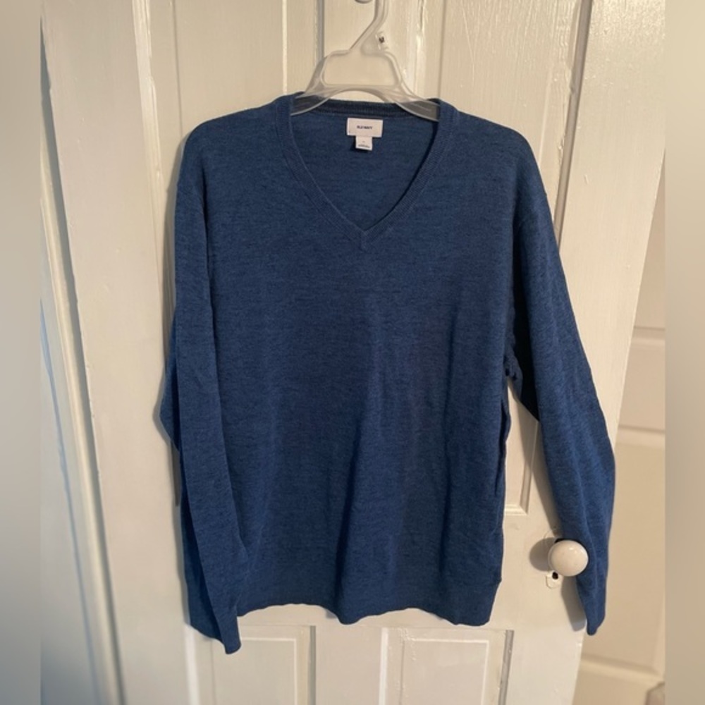 Men’s Old Navy blue v-neck sweater. Size XL.‎ Like new.